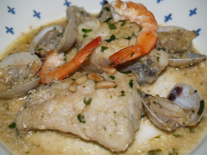 Rape en salsa de piñones