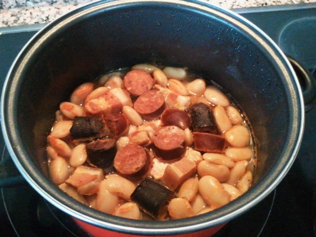 Alubión de La Granja con chorizo, morcilla y panceta