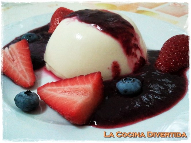 Panna cotta de chocolate blanco con salsa de fresas y arándanos