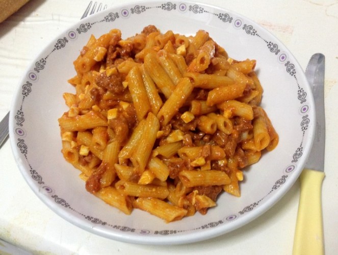 Macarrones con tomate y jijas