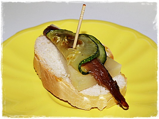 Pincho de queso, calabacín y anchoa