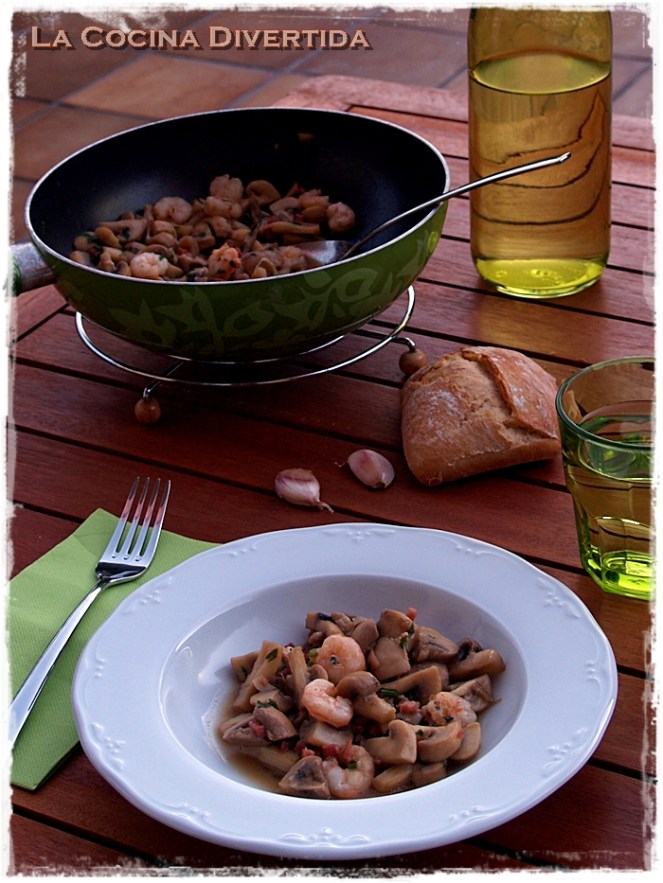 Champiñones al vino con jamón y gambas