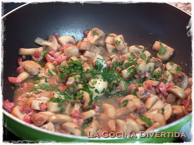 Champiñones al vino con jamón y gambas
