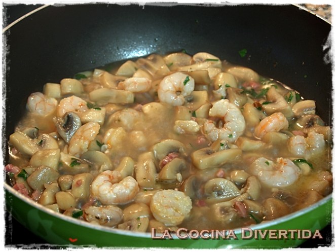 Champiñones al vino con jamón y gambas