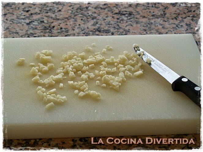 Champiñones al vino con jamón y gambas