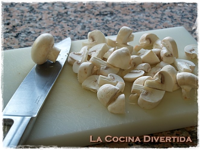 Champiñones al vino con jamón y gambas