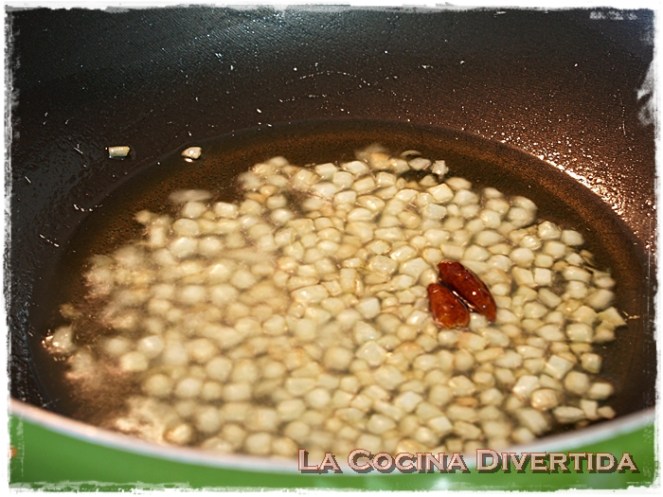 Champiñones al vino con jamón y gambas