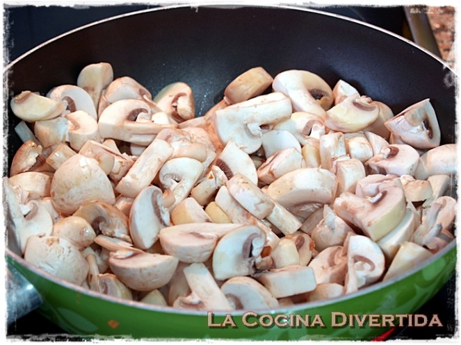 Champiñones al vino con jamón y gambas