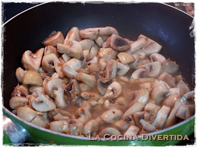 Champiñones al vino con jamón y gambas