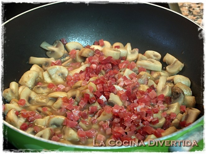 Champiñones al vino con jamón y gambas