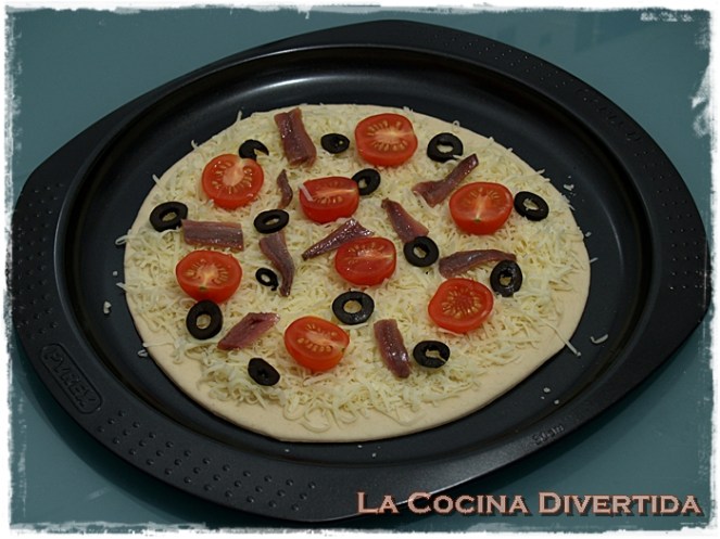 Pizza de tomates cherry y anchoa