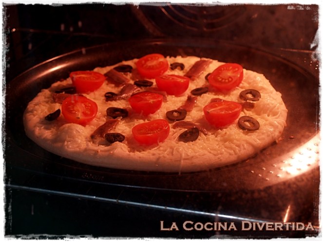 Pizza de tomates cherry y anchoa