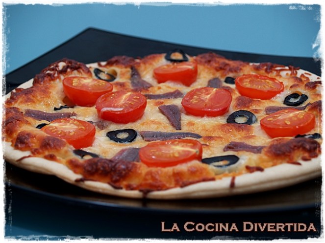 Pizza de tomates cherry y anchoa