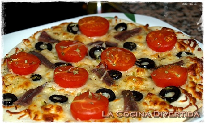 Pizza de tomates cherry y anchoas