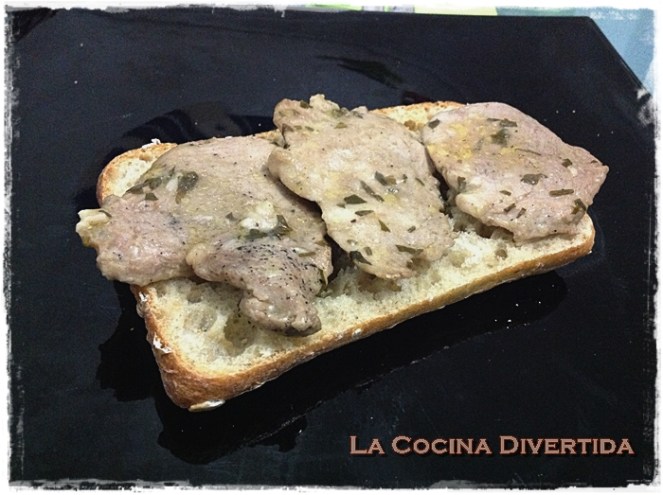 Bocadillo de solomillo de cerdo en salsa con huevo a baja temperatura