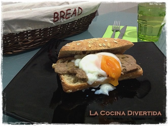 Bocadillo de solomillo de cerdo en salsa con huevo a baja temperatura