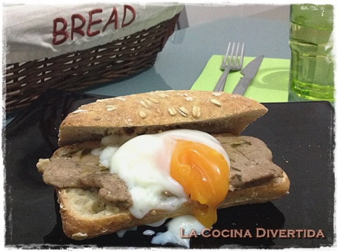 Bocadillo de solomillo de cerdo en salsa con huevo a baja temperatura