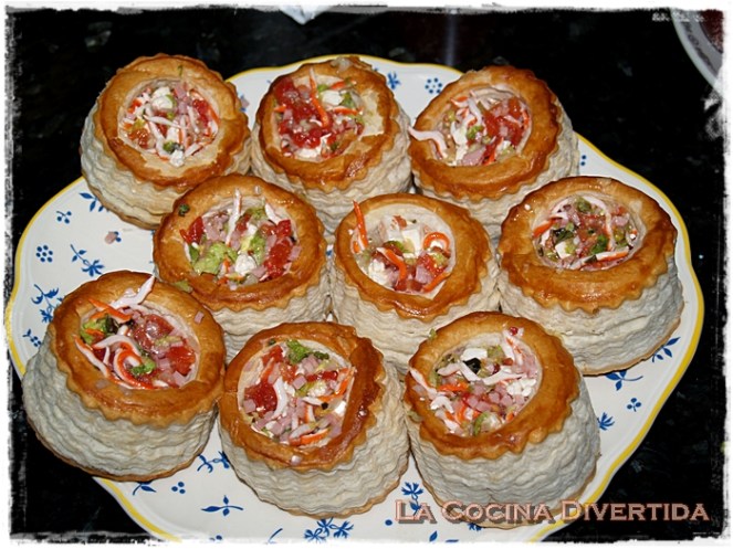 Volovanes rellenos de ensalada de gulas de cangrejo