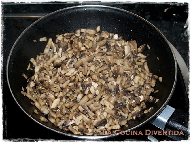 Gratinado de nidos de pasta con carne y champiñones