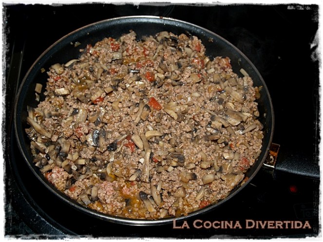 Gratinado de nidos de pasta con carne y champiñones