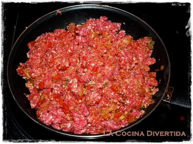 Gratinado de nidos de pasta con carne y champiñones