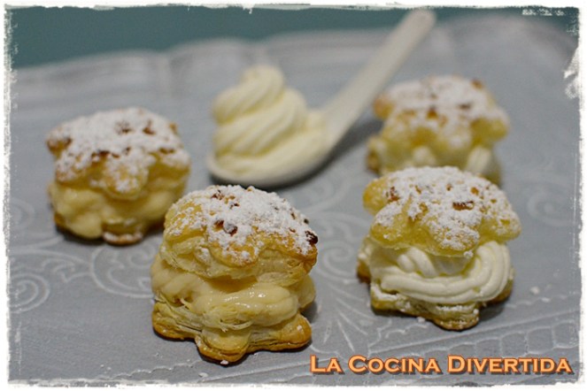 pastelillos de hojaldre rellenos de nata montada y crema pastelera