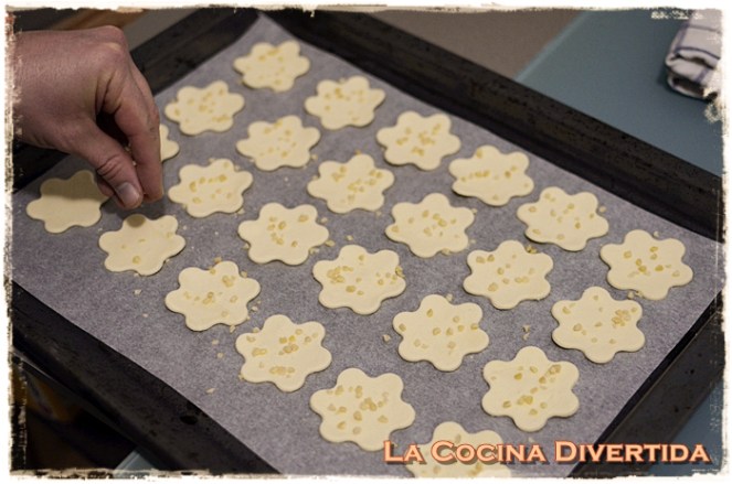 pastelillos de hojaldre rellenos de nata montada y crema pastelera