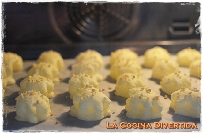 pastelillos de hojaldre rellenos de nata montada y crema pastelera