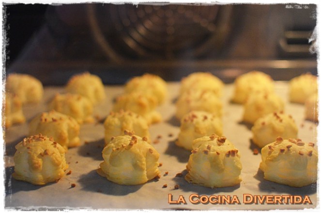 pastelillos de hojaldre rellenos de nata montada y crema pastelera