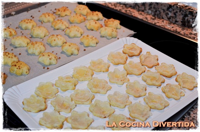 pastelillos de hojaldre rellenos de nata montada y crema pastelera