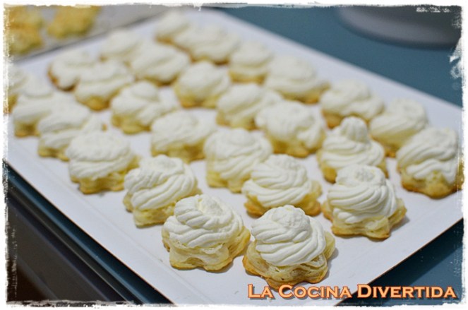 pastelillos de hojaldre rellenos de nata montada y crema pastelera