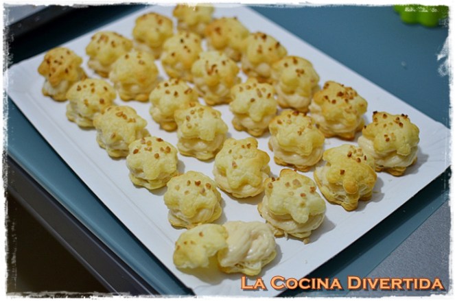 pastelillos de hojaldre rellenos de nata montada y crema pastelera