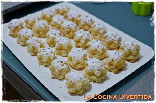 pastelillos de hojaldre rellenos de nata montada y crema pastelera