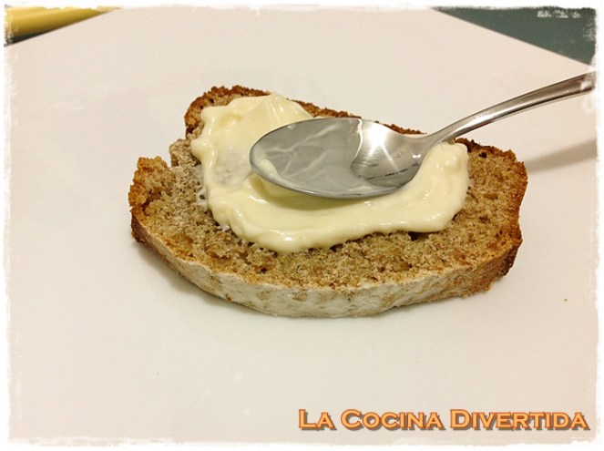sandwich de pan de soda con sardinillas y queso guarrindongada