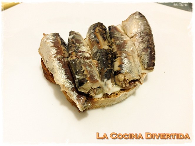 sandwich de pan de soda con sardinillas y queso guarrindongada