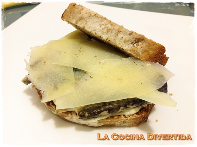 sandwich de pan de soda con sardinillas y queso guarrindongada