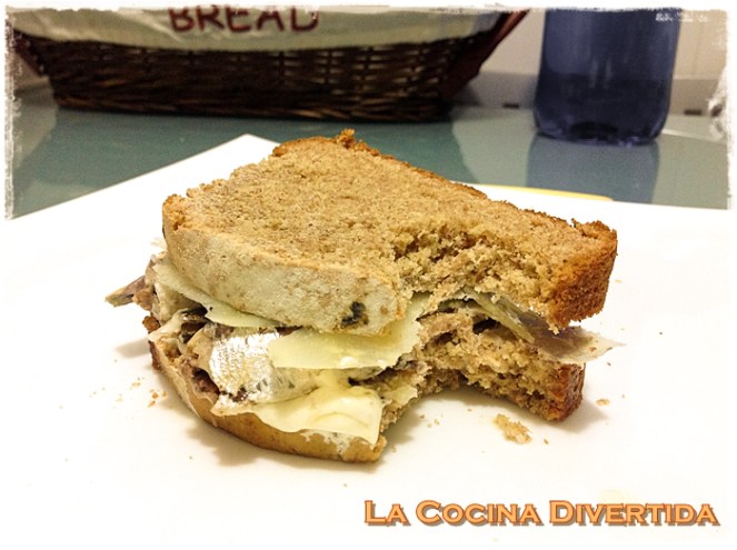 sandwich de pan de soda con sardinillas y queso guarrindongada