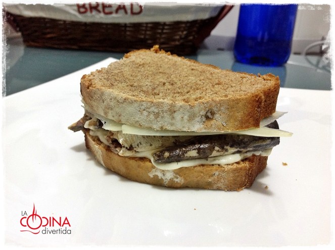 Sandwich de pan de soda con sardinillas y queso curado