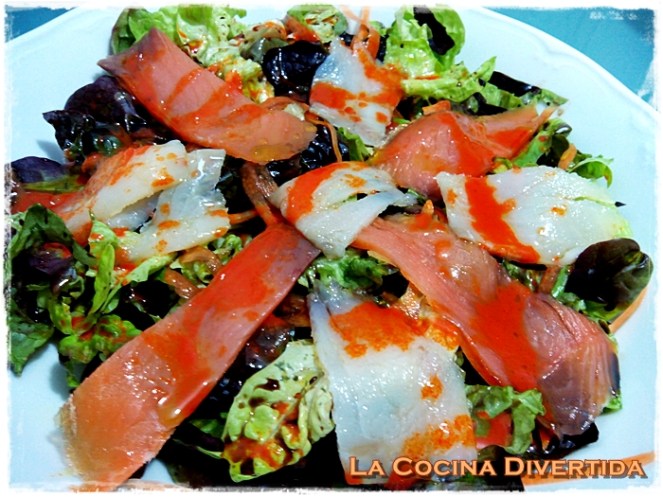Ensalada de lechuga de hoja de roble con salmón y bacalao ahumado y aceite aromático de zanahoria