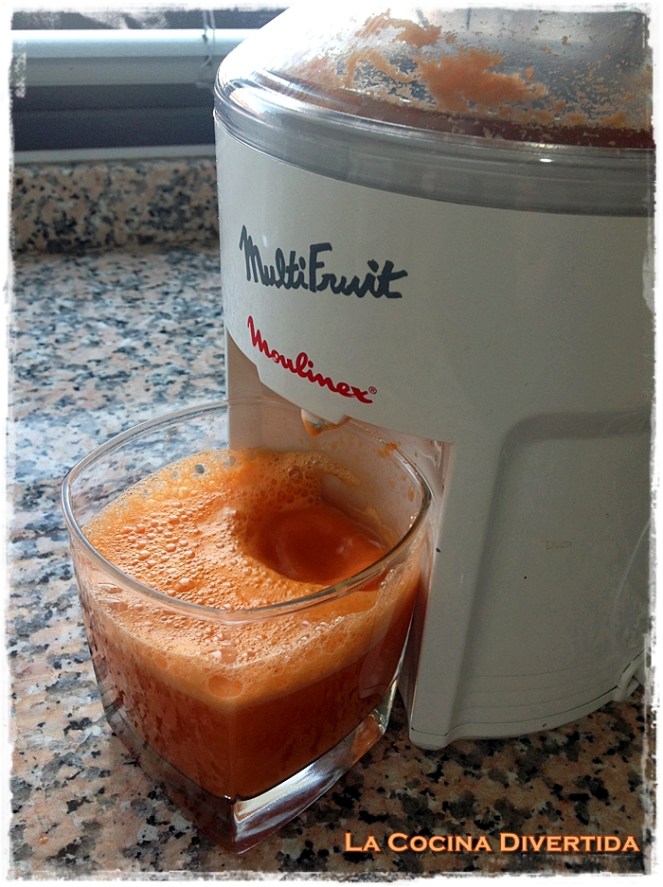 Ensalada de lechuga de hoja de roble con salmón y bacalao ahumado y aceite aromático de zanahoria