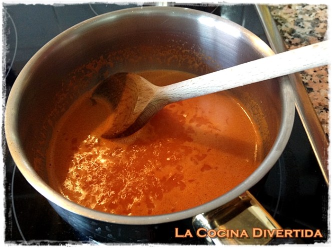Ensalada de lechuga de hoja de roble con salmón y bacalao ahumado y aceite aromático de zanahoria