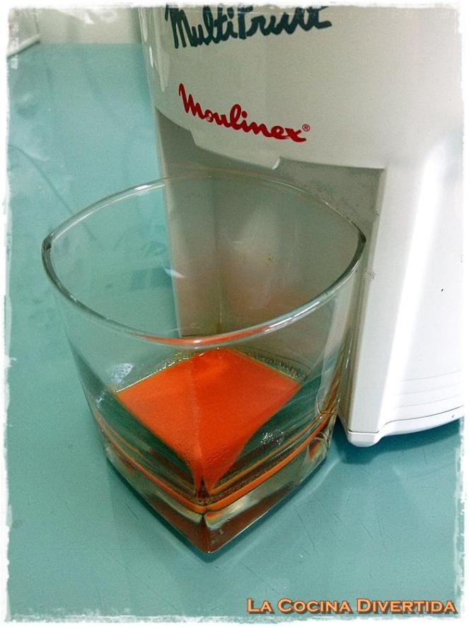 Ensalada de lechuga de hoja de roble con salmón y bacalao ahumado y aceite aromático de zanahoria