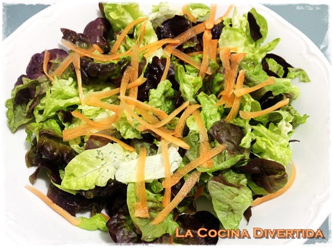 Ensalada de lechuga de hoja de roble con salmón y bacalao ahumado y aceite aromático de zanahoria