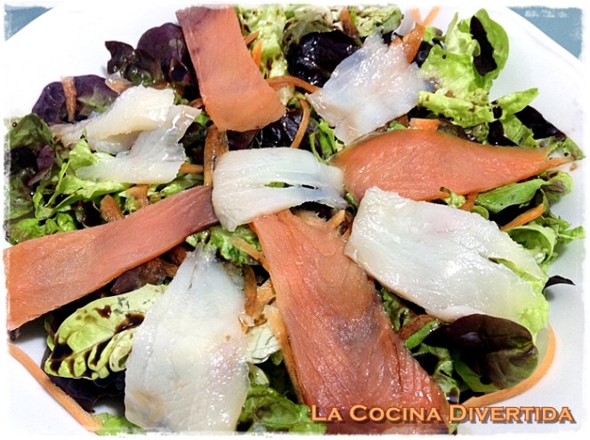 Ensalada de lechuga de hoja de roble con salmón y bacalao ahumado y aceite aromático de zanahoria
