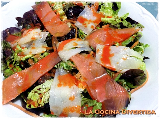 Ensalada de lechuga de hoja de roble con salmón y bacalao ahumado y aceite aromático de zanahoria