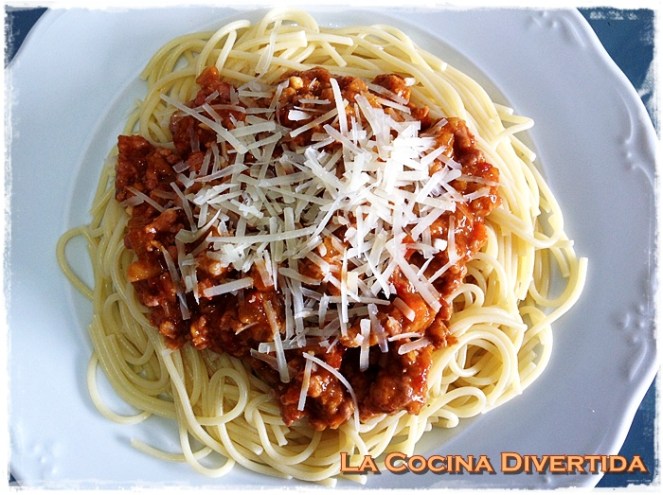 espaguetis bolognesa con queso curado