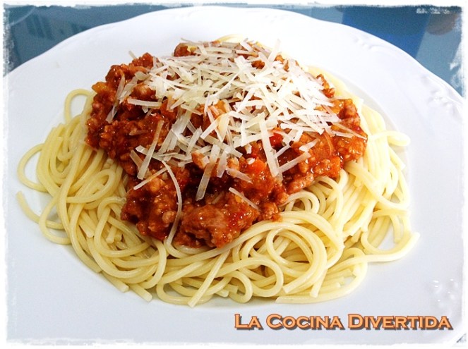 espaguetis bolognesa con queso curado