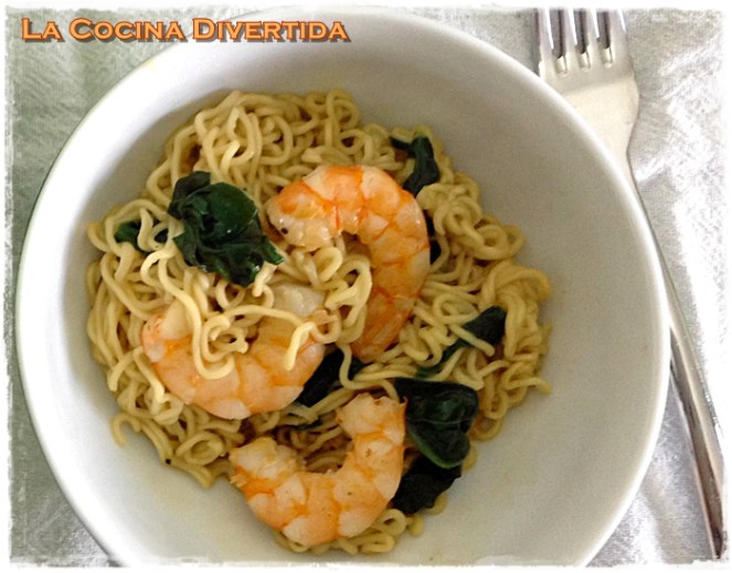 noodles con espinacas langostinos y soja