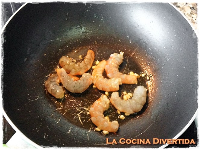 noodles con espinacas langostinos y soja