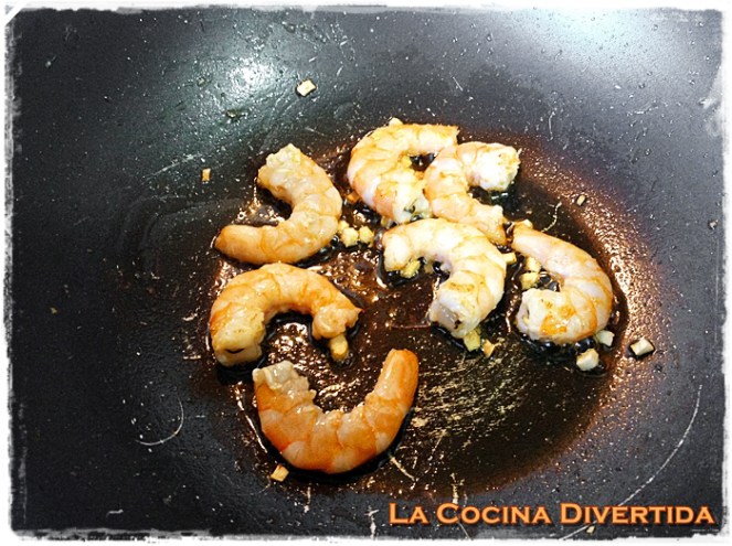 noodles con espinacas langostinos y soja